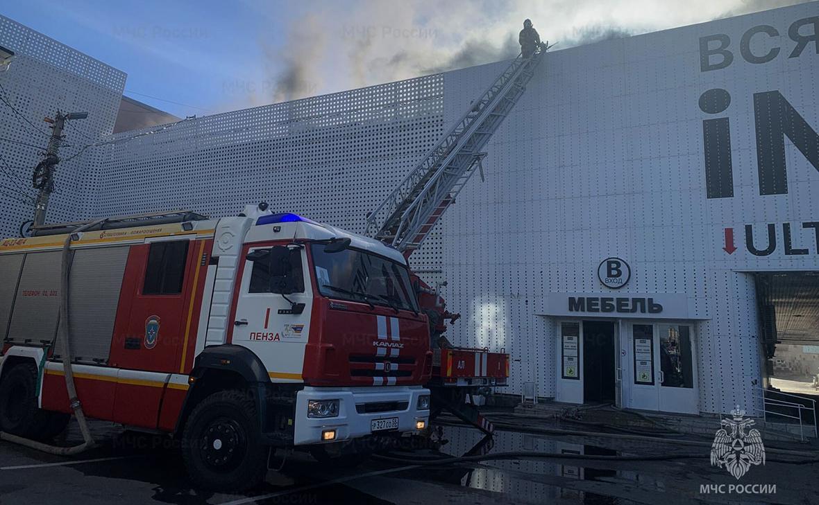 На крыше ТЦ iMall в Пензе вспыхнул пожар