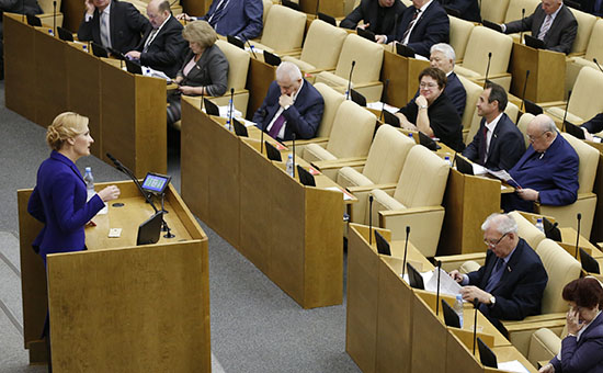 Председатель комитета Госдумы РФ по безопасности и противодействию коррупции Ирина Яровая (слева) на заседании Госдумы РФ