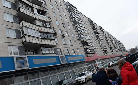 Прохожие у дома на улице Народного Ополчения в Москве