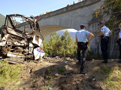 Во Франции автобус рухнул в ущелье: 26 погибших