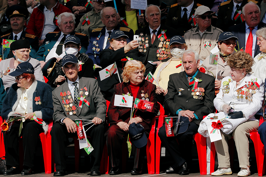 Ветераны, приглашенные на военный парад в центре Минска
