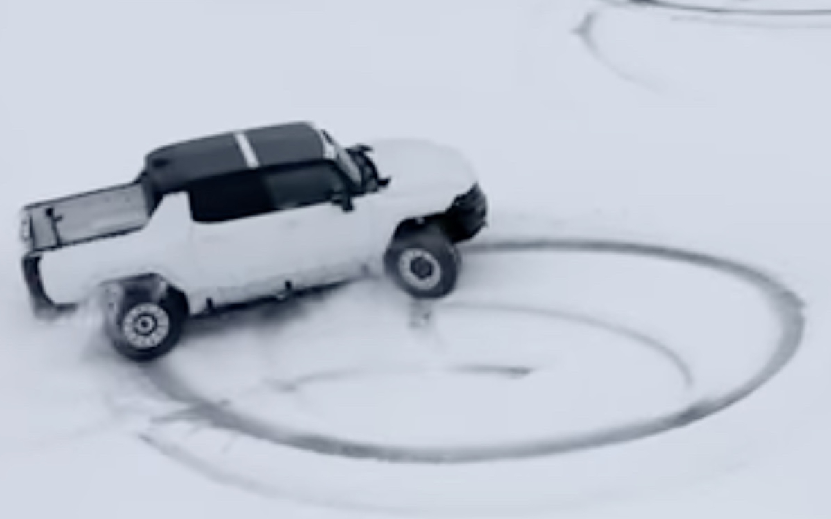 Видео: возрожденный Hummer крутит «пончики» в глубоком снегу