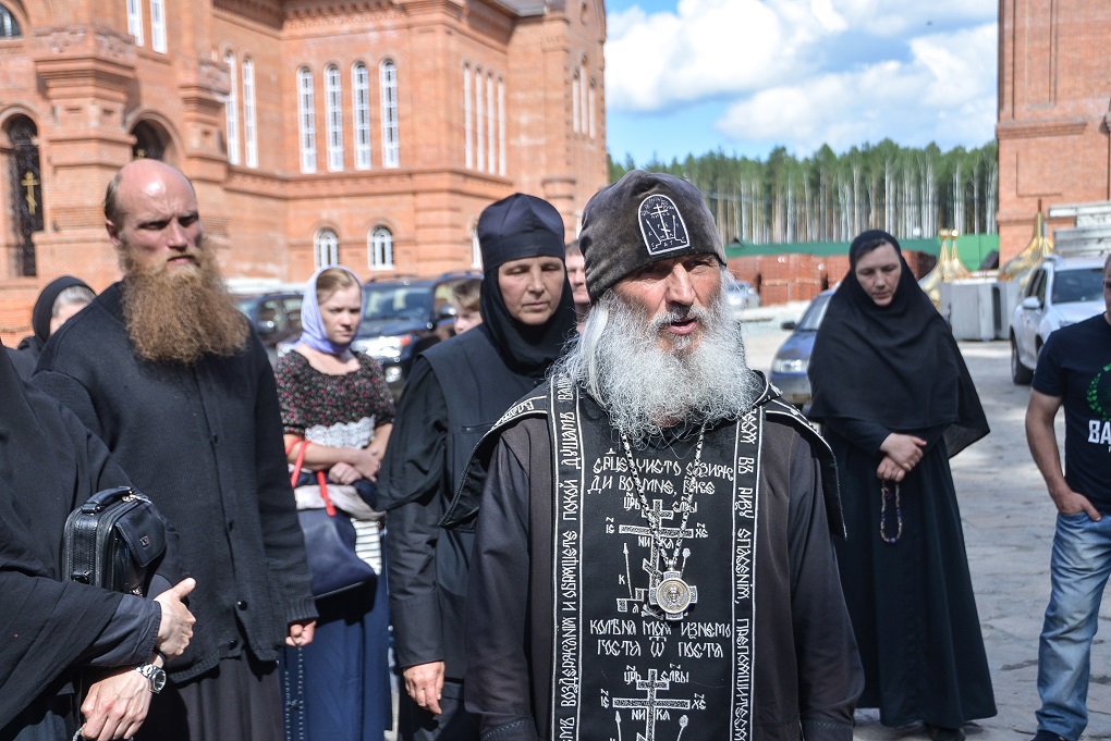 Находящийся в розыске Андрей Кузнецов скрывался в монастыре под именем отец Силуан (на фото слева)