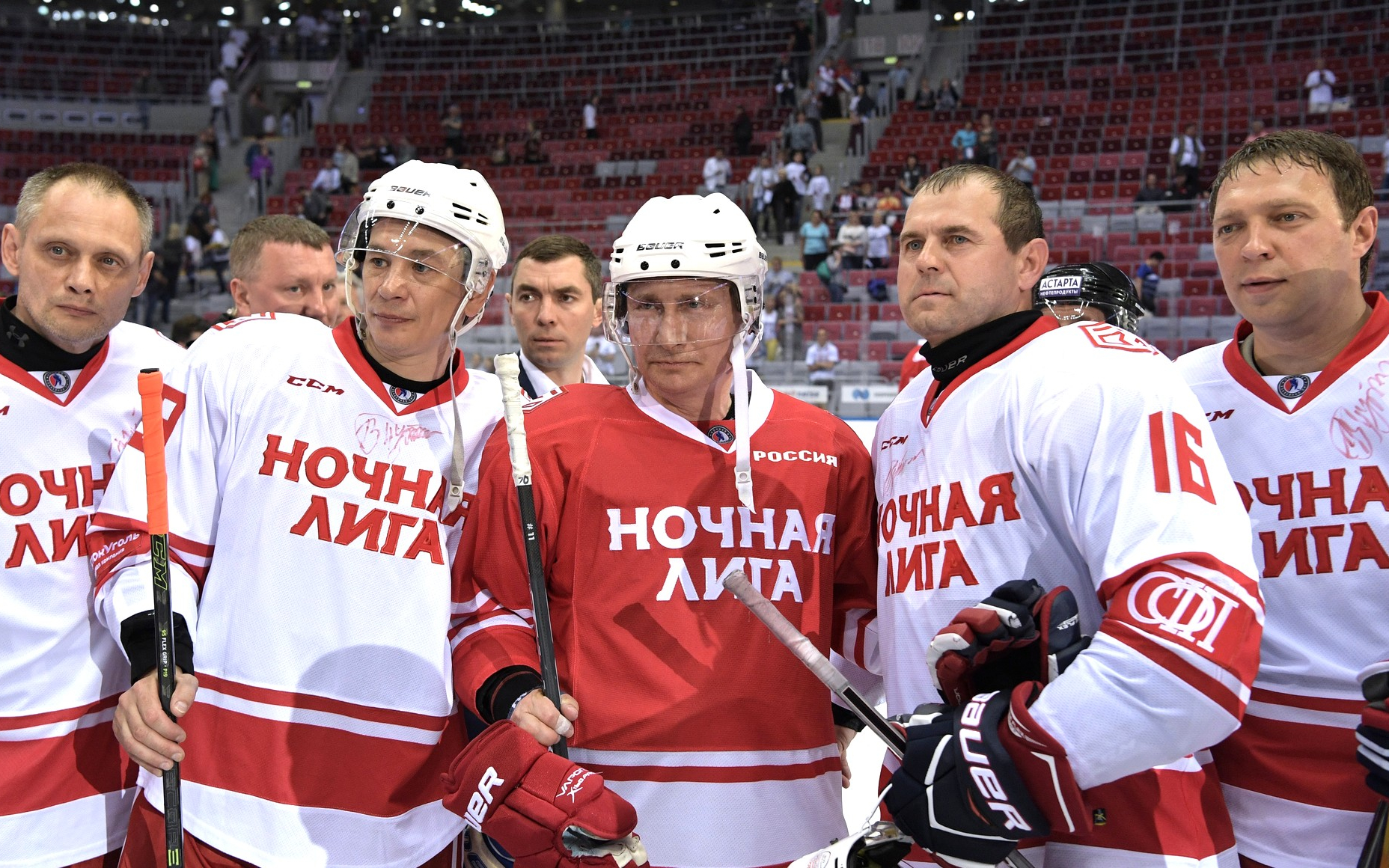 Хоккеисты-любители месте с президентом России Владимиром Путиным после одного из выставочных матчей в Сочи