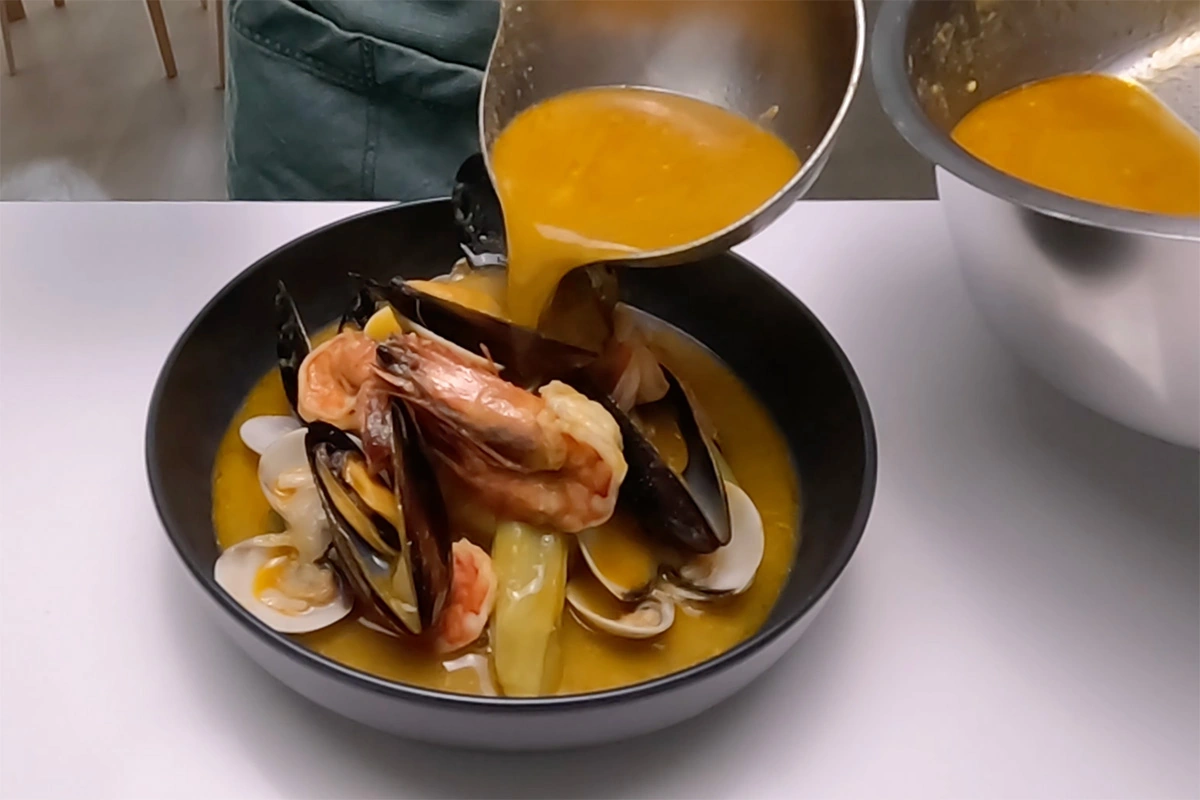 Залейте морепродукты бульоном