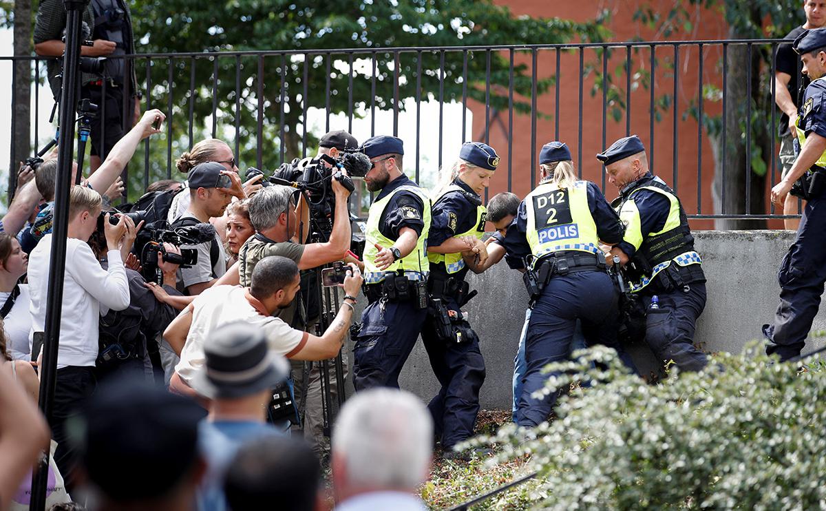 Полицейские на месте сожжения Корана, Стокгольм, 28 июня 2023 года