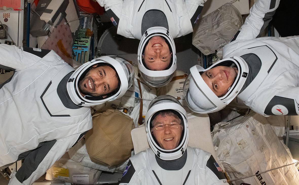 Экипаж миссии Crew-6:&nbsp;Султан аль-Нейади,&nbsp;Вуди Хобург,&nbsp;Стивен Боуэн и&nbsp;Андрей Федяев