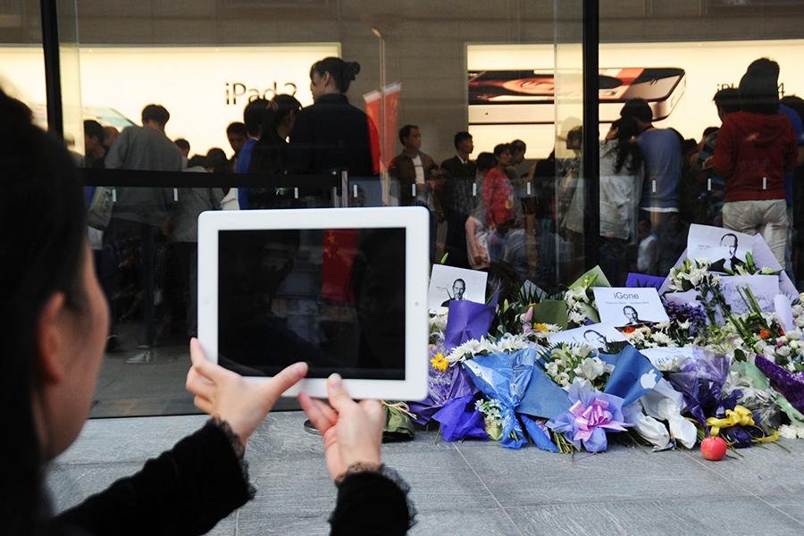 Стихийный мемориал Стиву&nbsp;Джобсу у магазина&nbsp;Apple в Шанхае, Китай, октябрь 2011 года&nbsp;