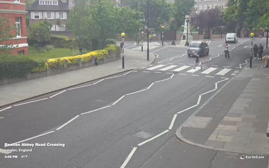 Изображение с веб-камеры, установленной на Abbey Road в Лондоне