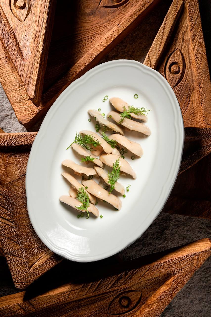 Бочковые грузди с «попкорном» из сметаны