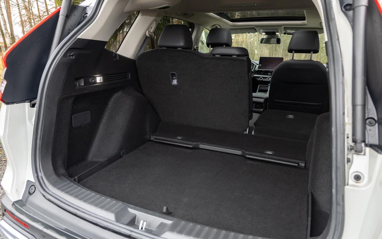 Жаль, что сложить сиденья второго ряда у Honda CR-V непосредственно из багажника не получится