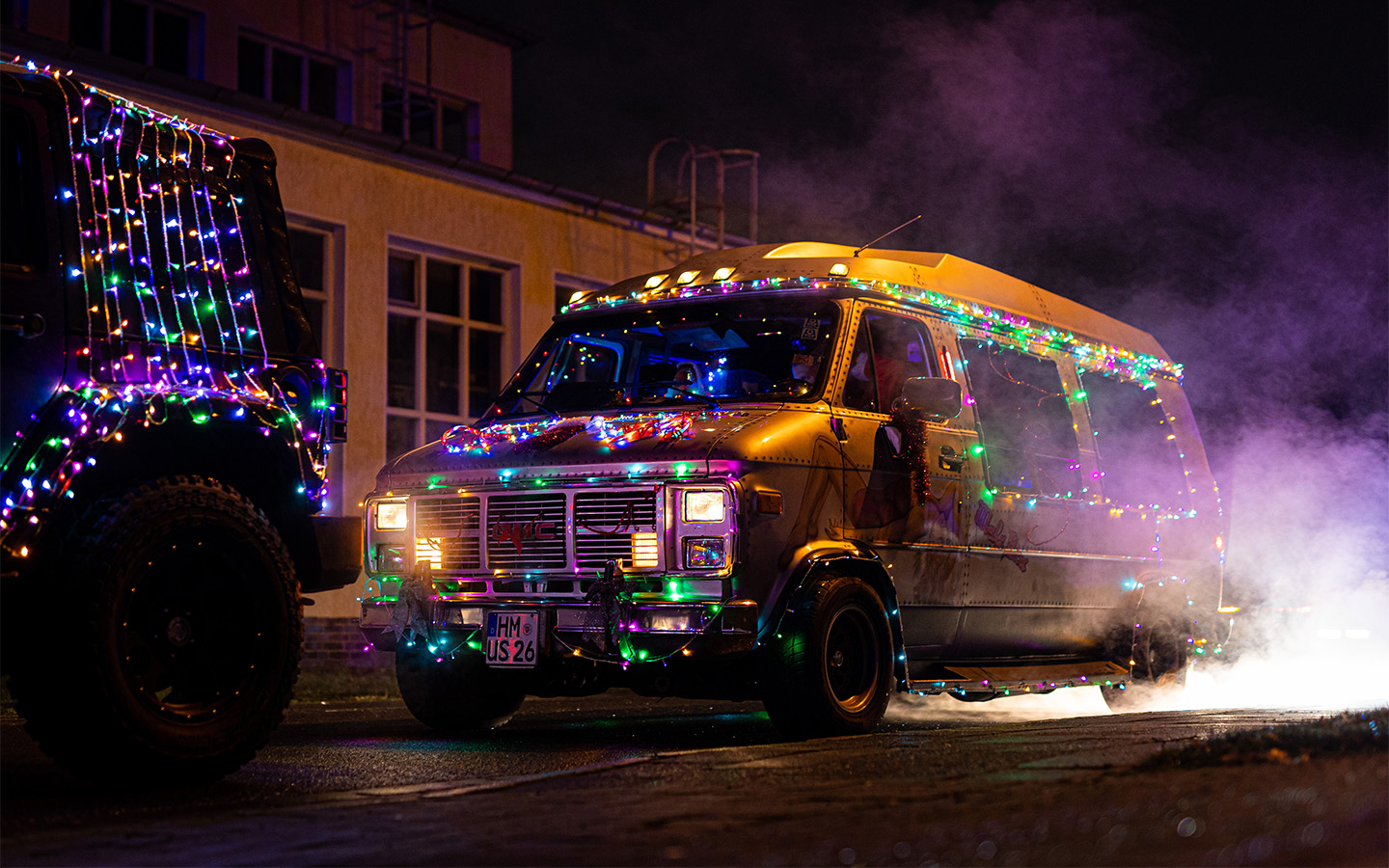 Световые приборы не должны мешать обзору через окна, загораживать зеркала заднего вида или фары