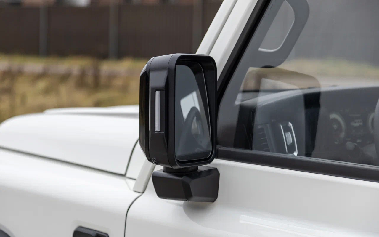 Боковые зеркала у BAW 212 большие и солидные, с указателями поворота на торце