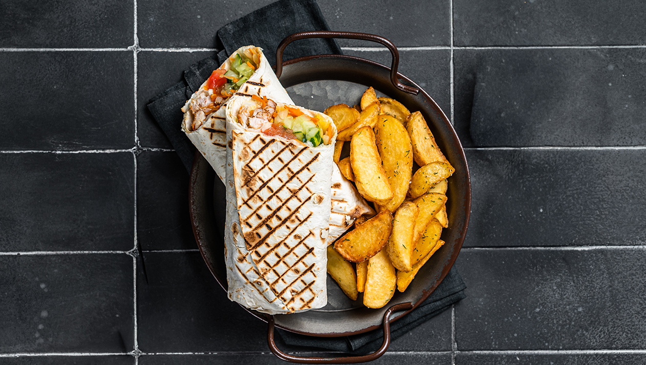 Шаурмистам в России стали предлагать зарплату на треть больше в 2025 году