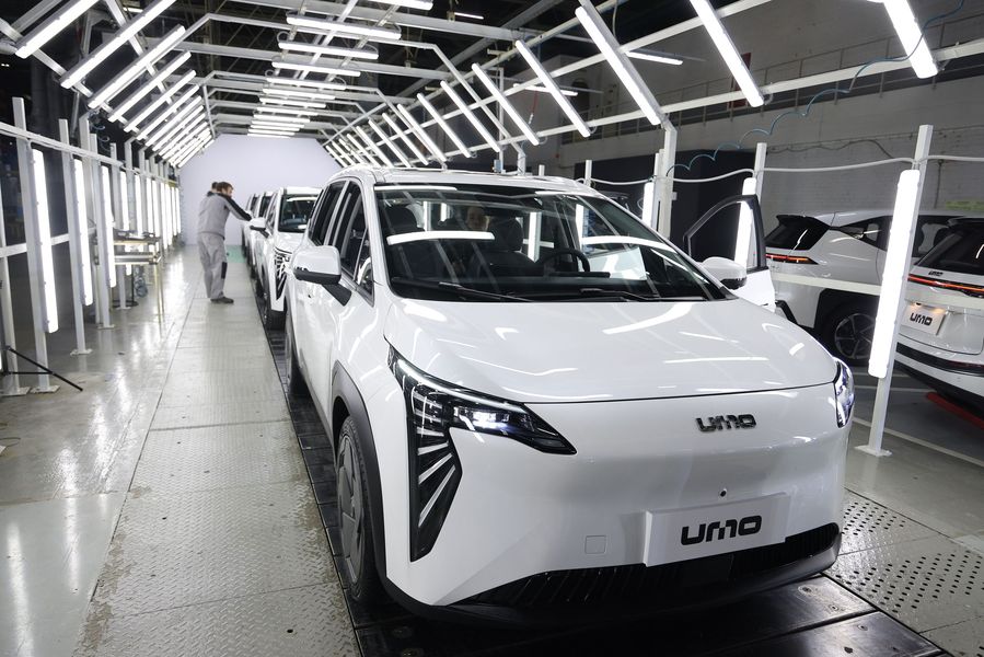 Технологическим партнёром проекта выступил «Яндекс». Компания обеспечила машины элементами искусственного интеллекта и своими навигационными и мультимедийными сервисами.  «Что особенно важно, наша крупнейшая IT-компания выступит консолидатором корпоративного спроса на машины Umo со стороны таксопарков-партнёров. И обеспечит дистрибуцию для их реализации частным лицам», &mdash; привёл секретариат слова Мантурова.