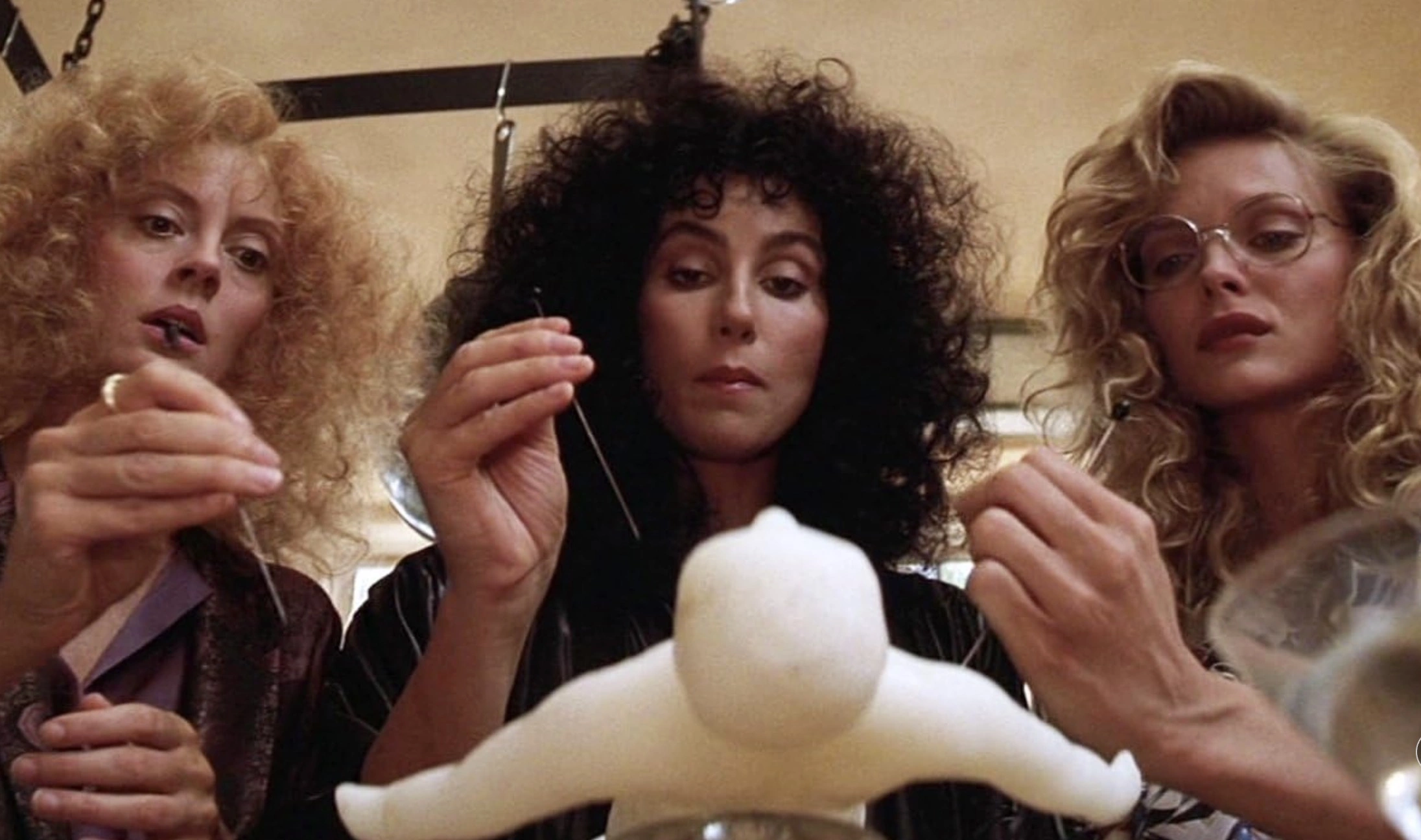 Кадр из фильма «Иствикские ведьмы» (1987)