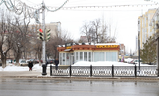 Цветочный павильон на перечечении улиц Ленина и Кирова. Стоит на месте снесенного памятника архитектуры - дома Бушмариных.