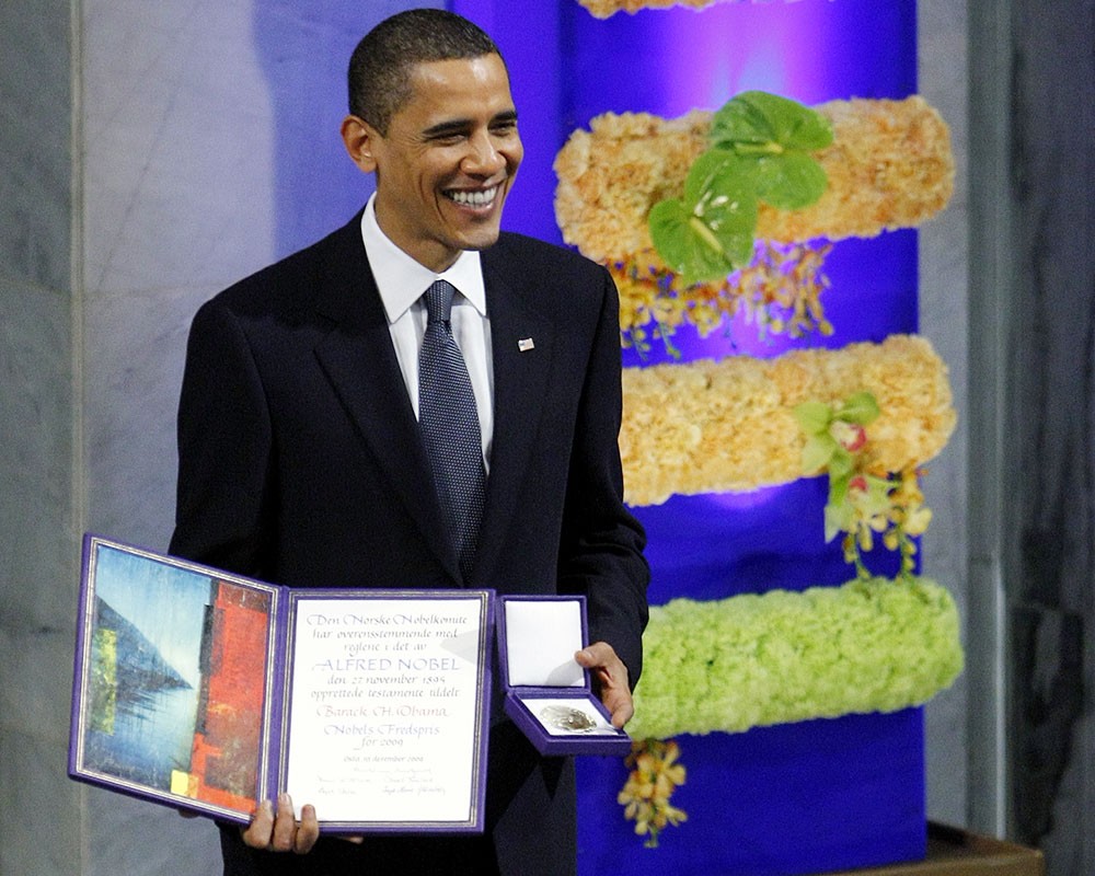 Президент США Бараку Обаме во время вручения Нобелевской премии мира в 2009 году