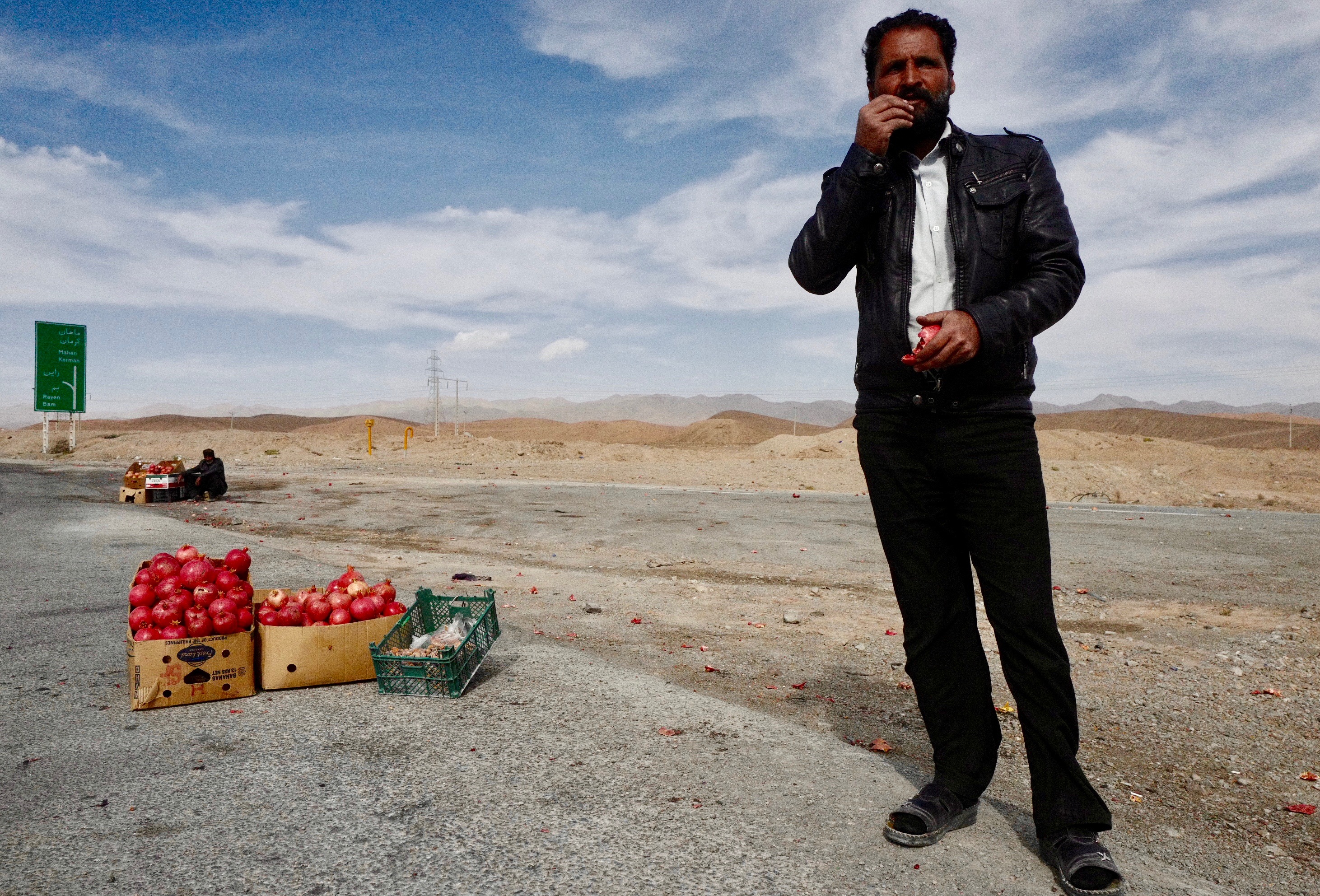 По дороге в Шираз стоит остановиться у соляного озера с розовыми берегами, осмотреть несколько заброшенных караван-сараев и пополнить запас гранатов, которые продают на автостраде местные жители