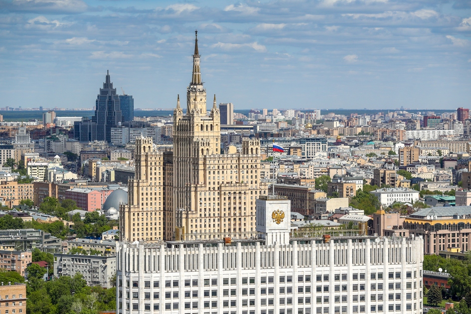 Вид на Дом правительства РФ и высотку на Кудринской площади