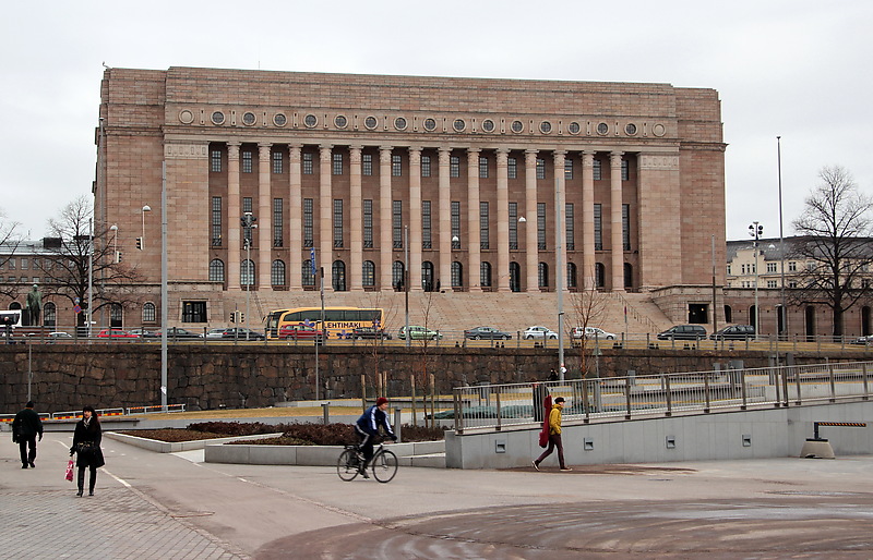 Здание финского парламента в Хельсинки