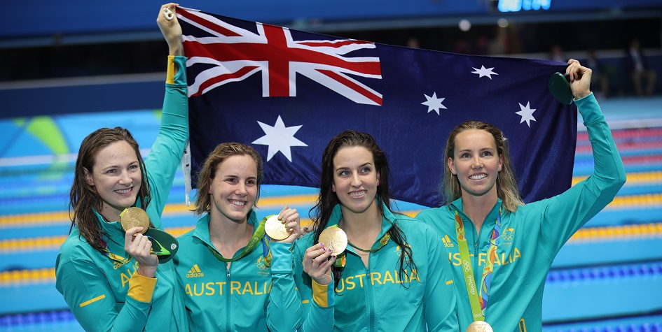 Пловчихи сборной Австралии Кейт Кэмпбелл, Бриттани Элмсли, Бронте&nbsp;Кэмпбелл и Эмма Маккиоун (слева направо) после победы на Олимпиаде-2016 в Рио-де-Жанейро