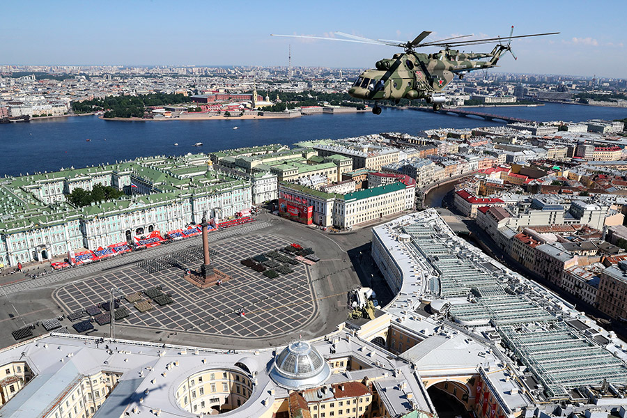 Санкт-Петербург. Вертолеты Ми-8 во время парада
