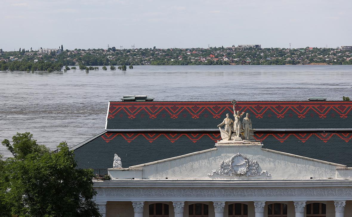 Власти сообщили о семи пропавших без вести в Новой Каховке из-за потопа"/>













