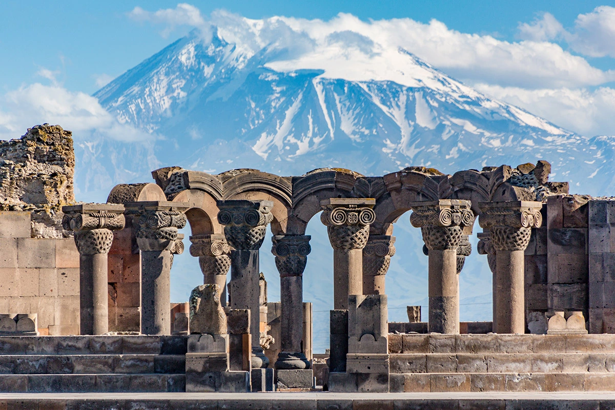 <p>Руины храма Звартноц&nbsp;в Армении, на заднем плане &mdash; гора Арарат</p>