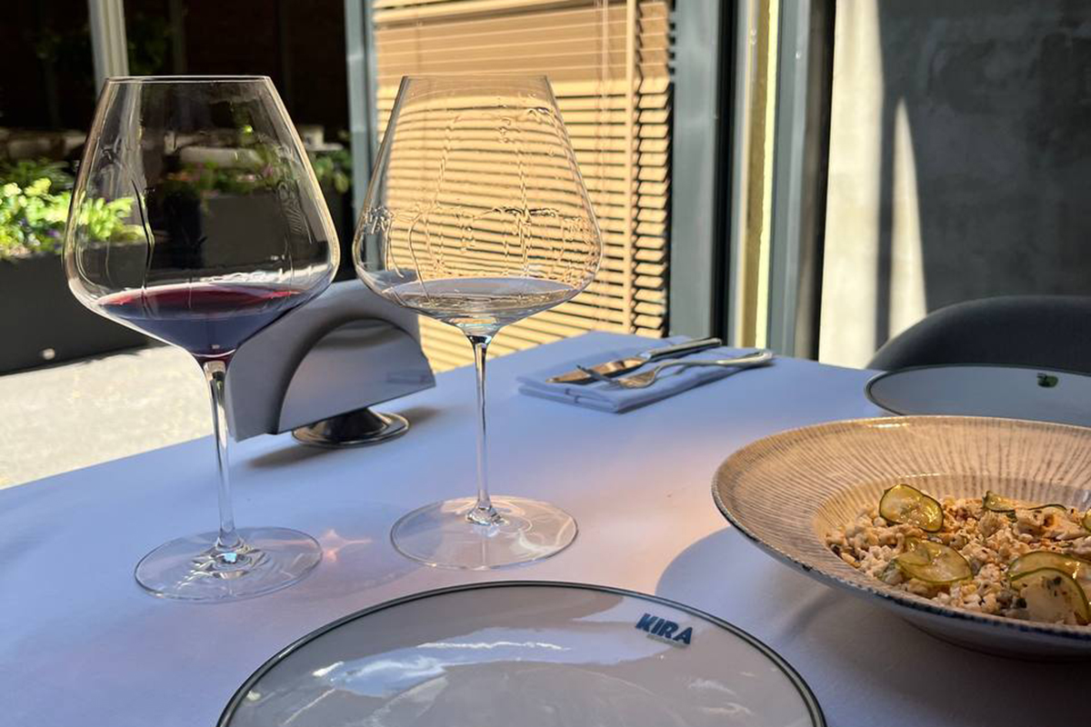 Роман Сосновский отправился в Санкт-Петербург, чтобы изучить винную карту и меню нового ресторана средиземноморской кухни