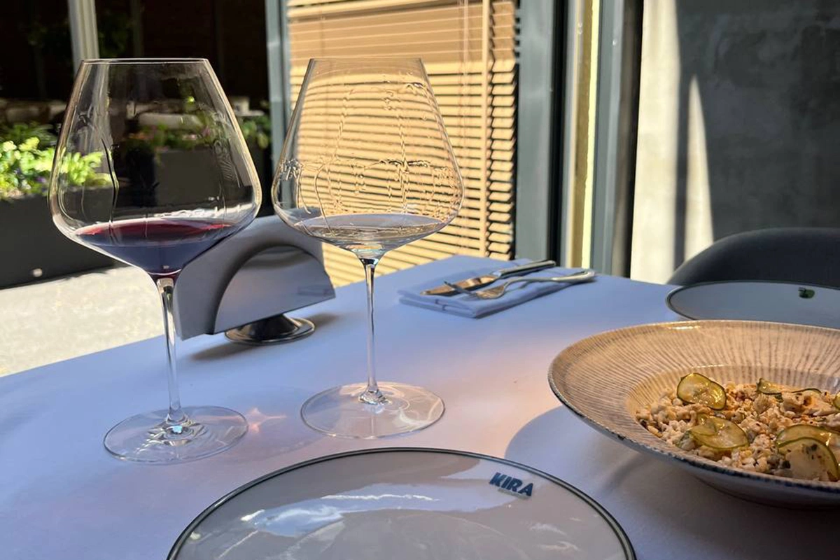 Роман Сосновский отправился в Санкт-Петербург, чтобы изучить винную карту и меню нового ресторана средиземноморской кухни