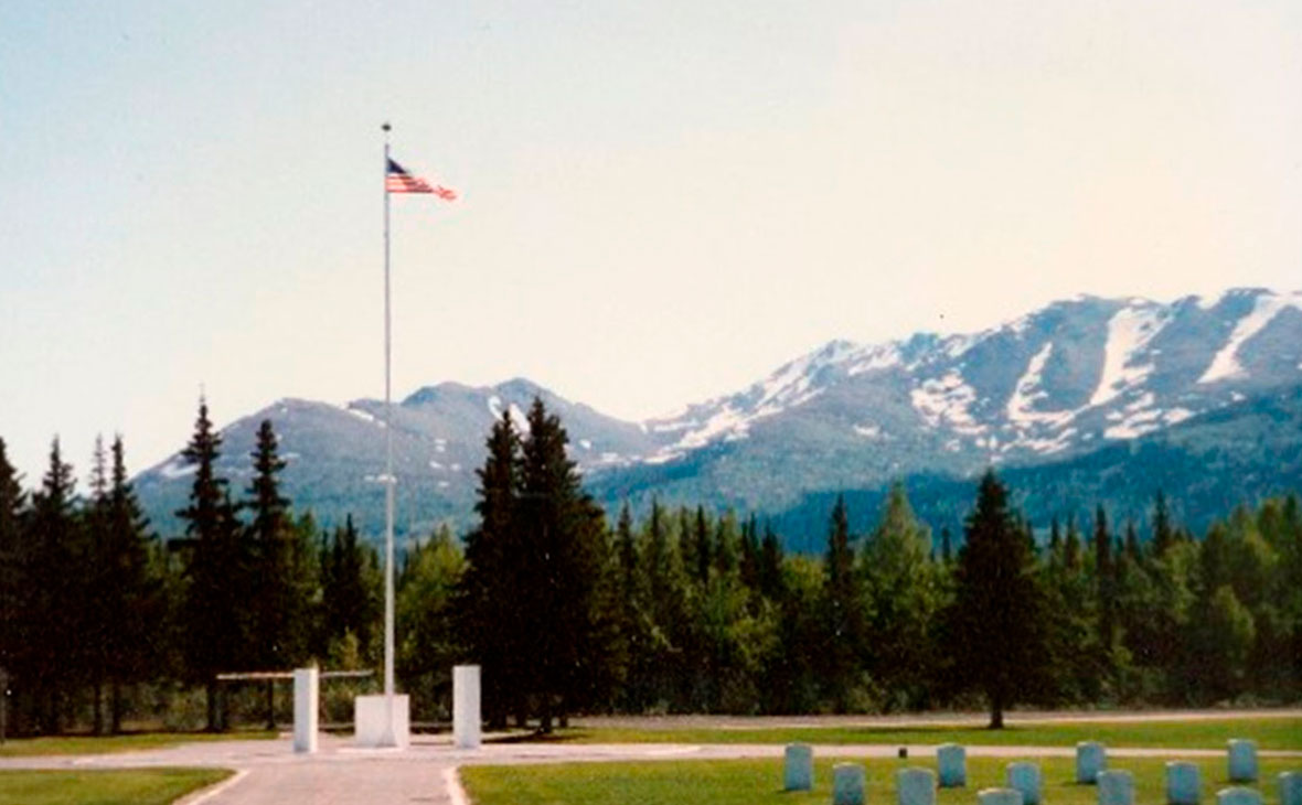 Выбор военной базы в качестве места встречи американского и российского лидера обусловлен необходимыми требованиями безопасности, которые могут быть здесь обеспечены. Кроме того, близость мемориального кладбища, &laquo;напоминающего о боевом братстве народов&raquo;, делает место проведение исторического саммита &laquo;символическим&raquo;, отметил помощник российского президента Юрий Ушаков.