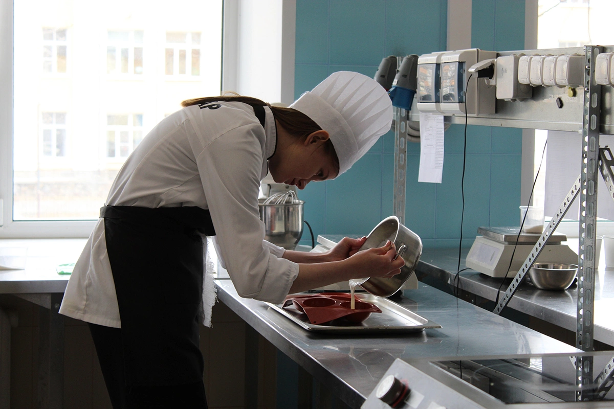 В программе обучения — профессии «Повар», «Кондитер» и специальность «Поварское и кондитерское дело»