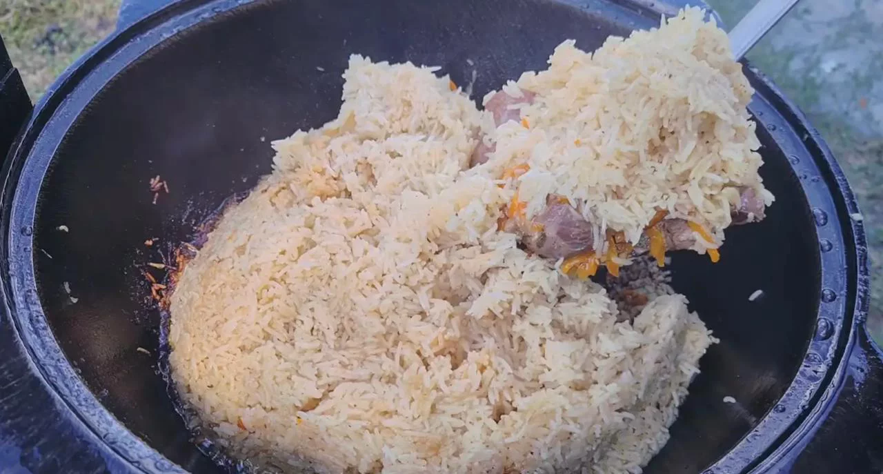 Осторожно перемешайте плов