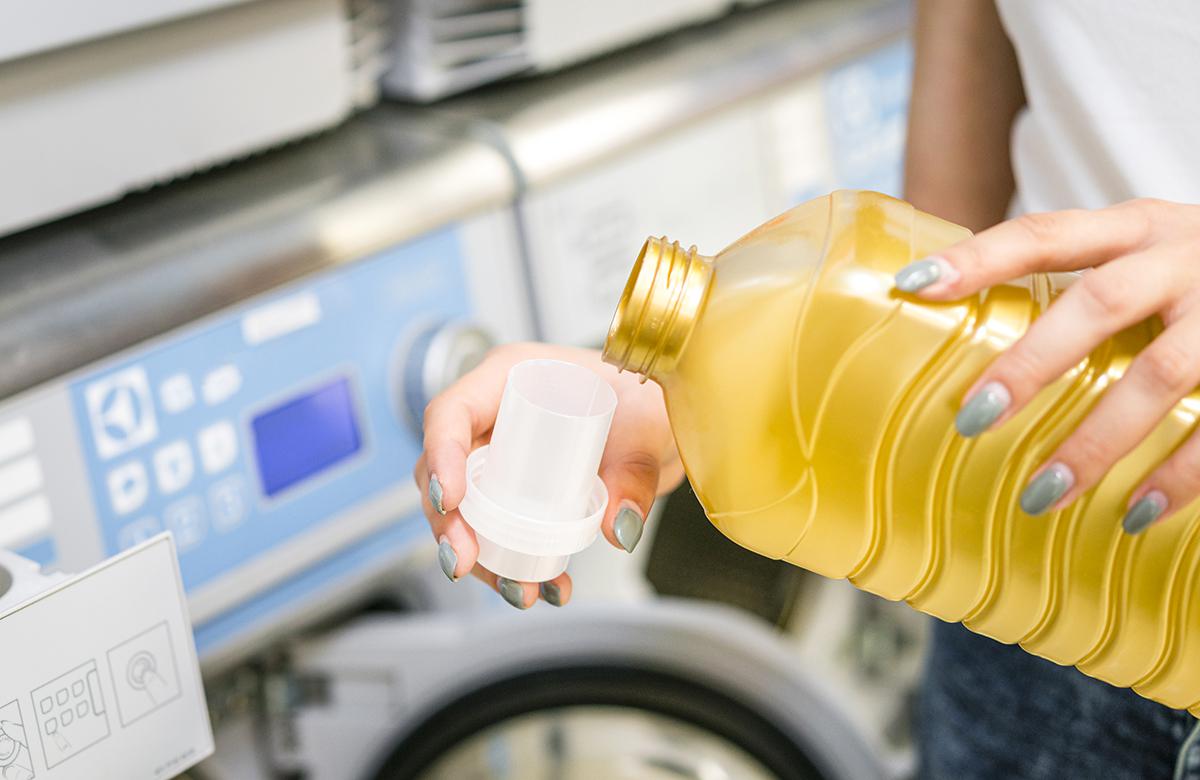 Объем геля, который используют при стирке, отмеряют при помощи специального дозатора с насечками в миллилитрах