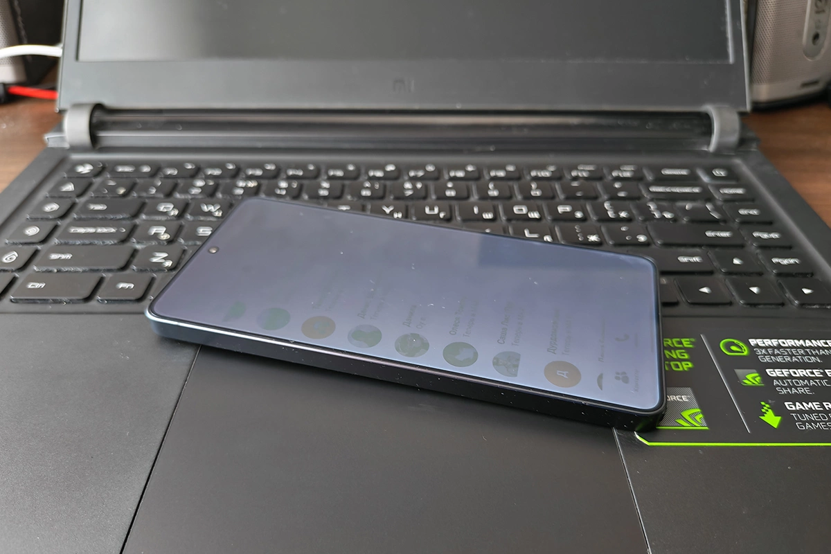 При активном режиме Privacy Display на базовом уровне видны лишь отдельные фрагменты на экране при взгляде сбоку