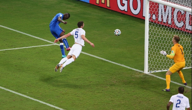 Марио Балотелли забивает свой первый и последний гол на мундиале, принеся Италии победу над Англией 
