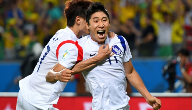 Кореец Ли Кын Хо празднует первый гол. Группа H матч между Россией и Южной Кореей. 17 июня, стадион "Арена Пантанал", Куяба, Бразилия 