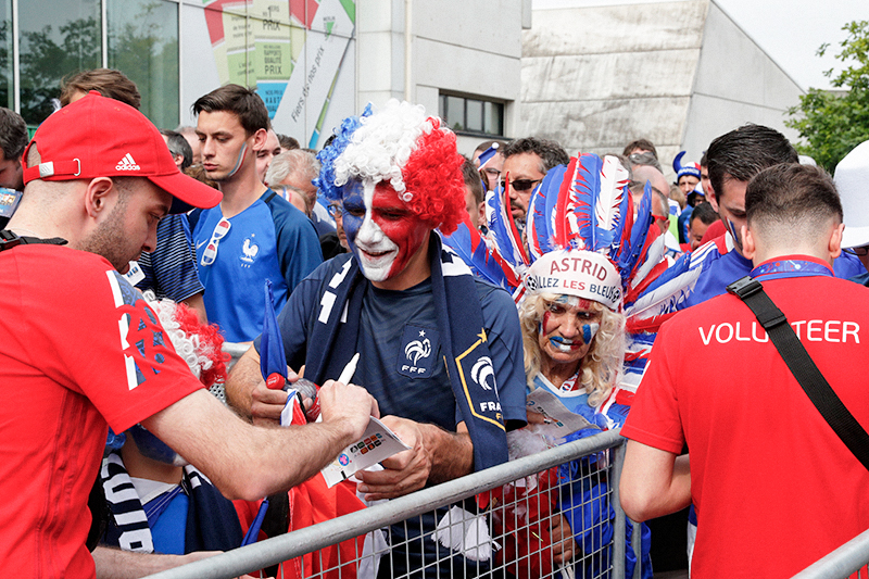 Болельщики сборной Франции перед открывшим чемпионат матчем Франция&mdash;Румыния