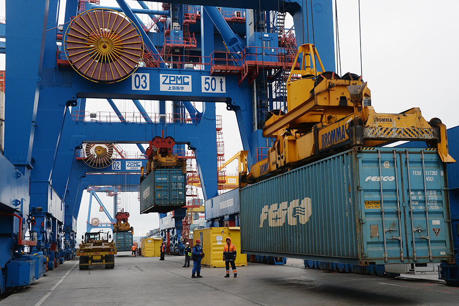 Разгрузка контейнеровоза FESCO в порту Владивостока