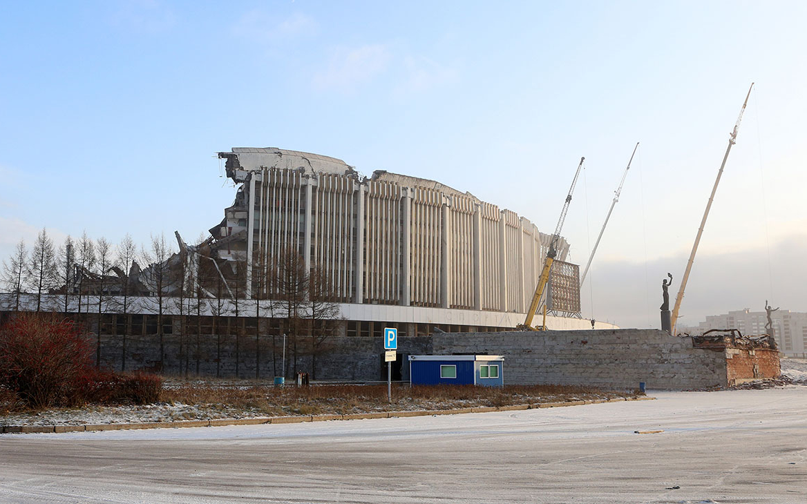 В Петербурге при демонтаже спортивного комплекса рухнула крыша
