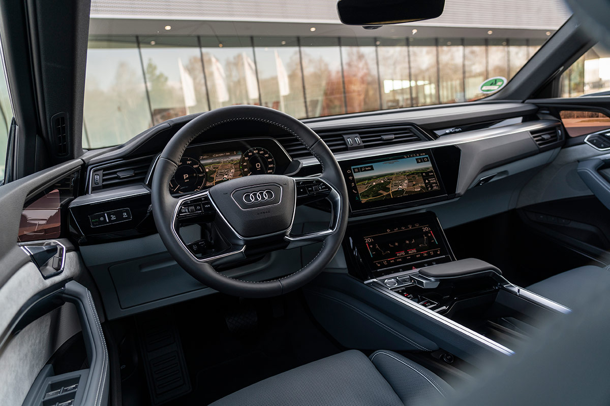 Audi назвала российскую стоимость нового купе-кроссовера e-tron Sportback
