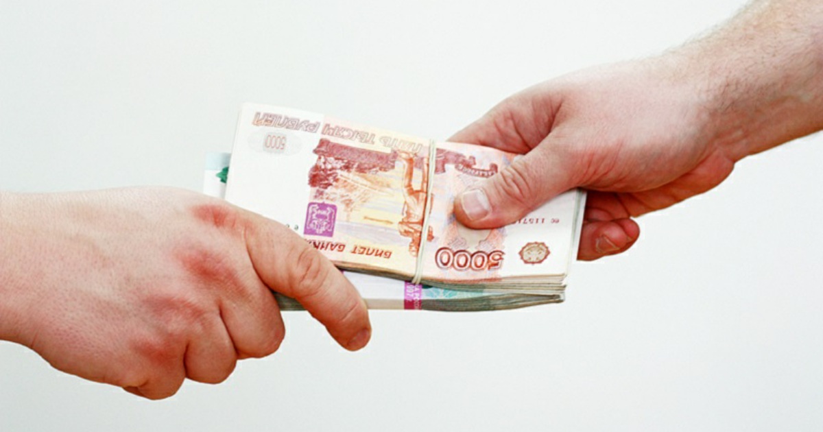Кредит на крупную сумму. Передача денег в руки. Деньги в руках. Руки передают деньги. Передача денег рубли.