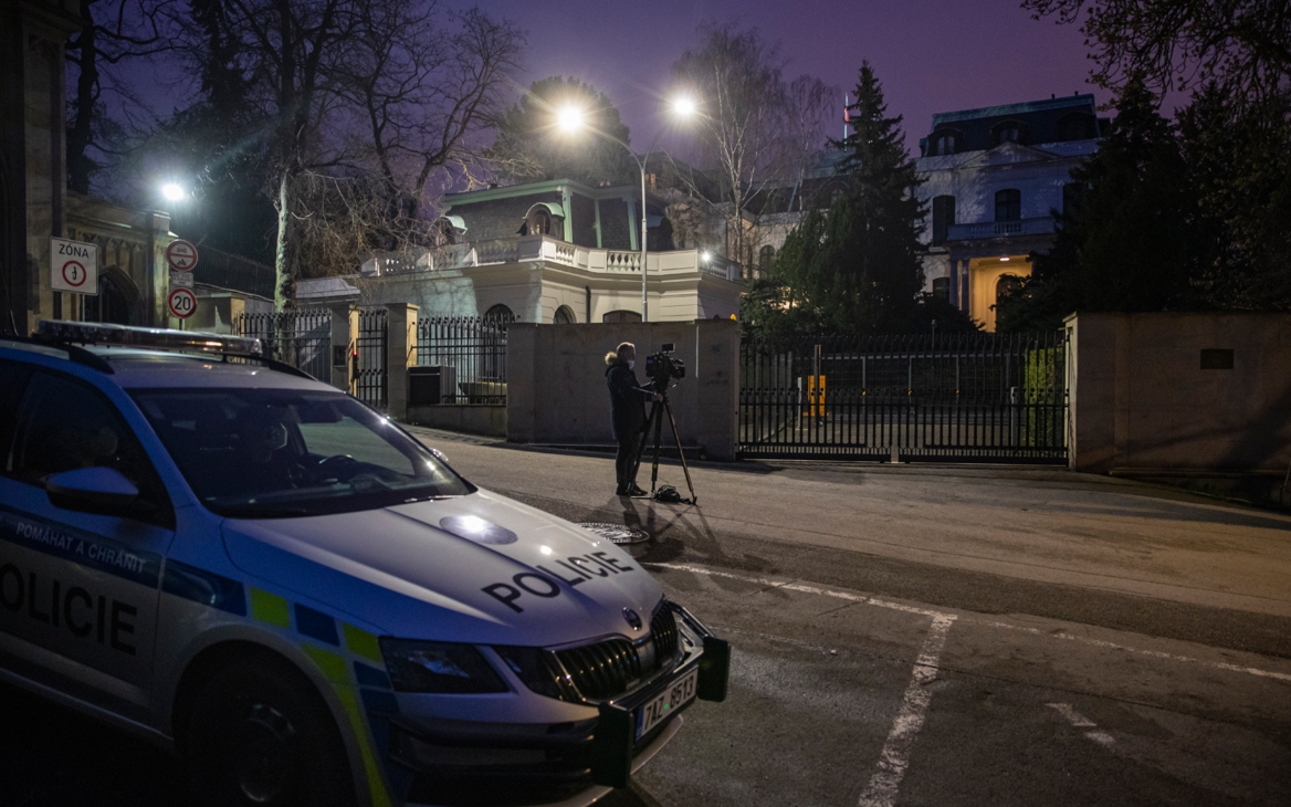 Полиция Праги задержала обливших кетчупом забор посольства России