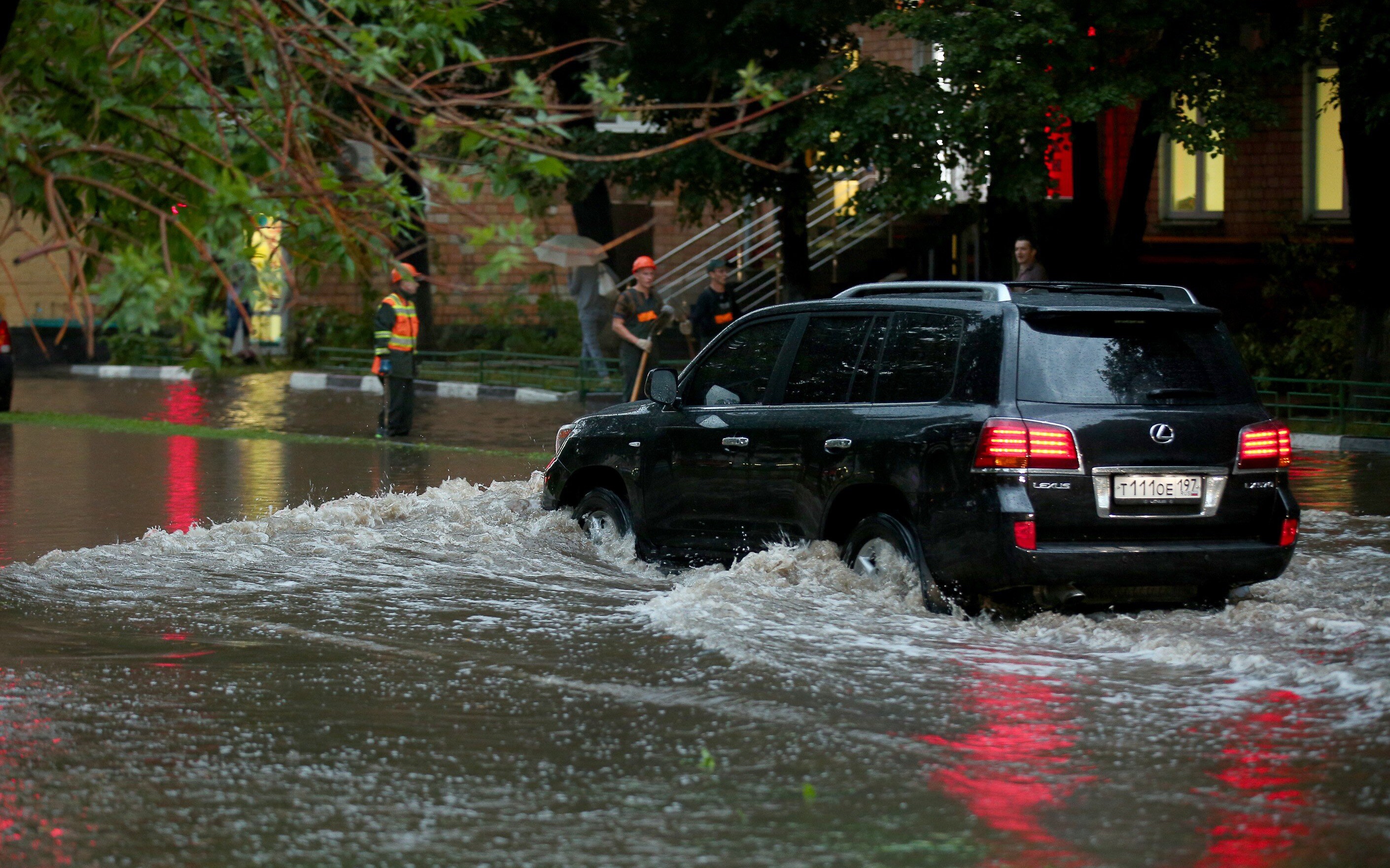 Как дороги в Москве затопило после дождя. Фото, видео
