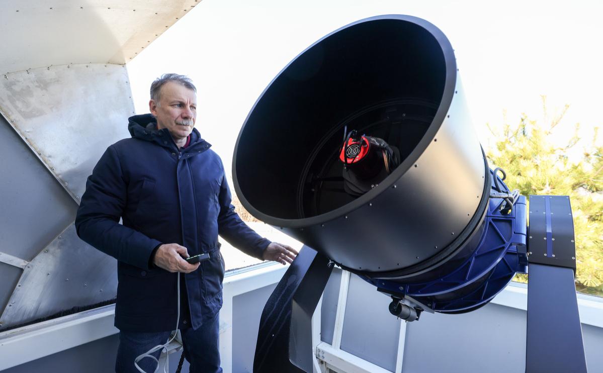 Конструктор телескопов и астроном-любитель Геннадий Борисов у сконструированного им телескопа, при помощи которого он 21 января обнаружил астероид 2023 BU