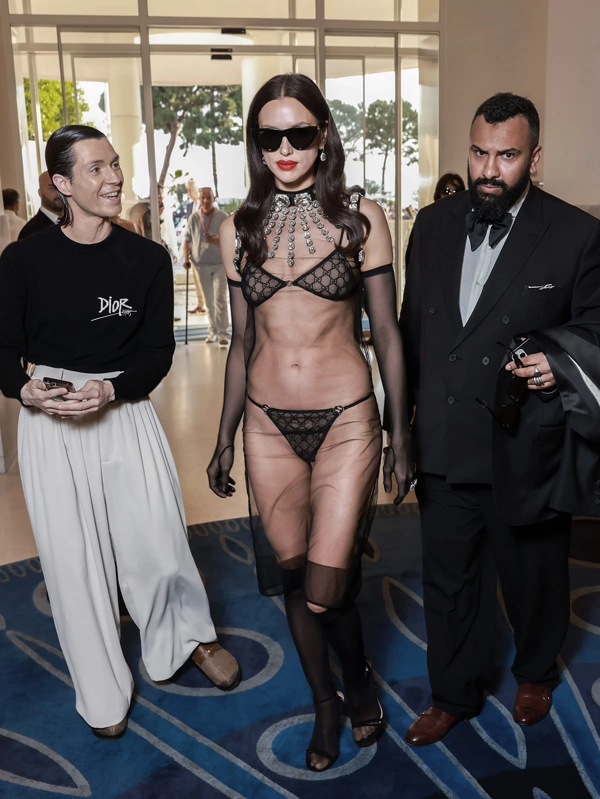 <p>Ирина Шейк по дороге на вечеринку British Vogue и Chopard в рамках Каннского кинофестиваля. 22 мая 2023 года</p>