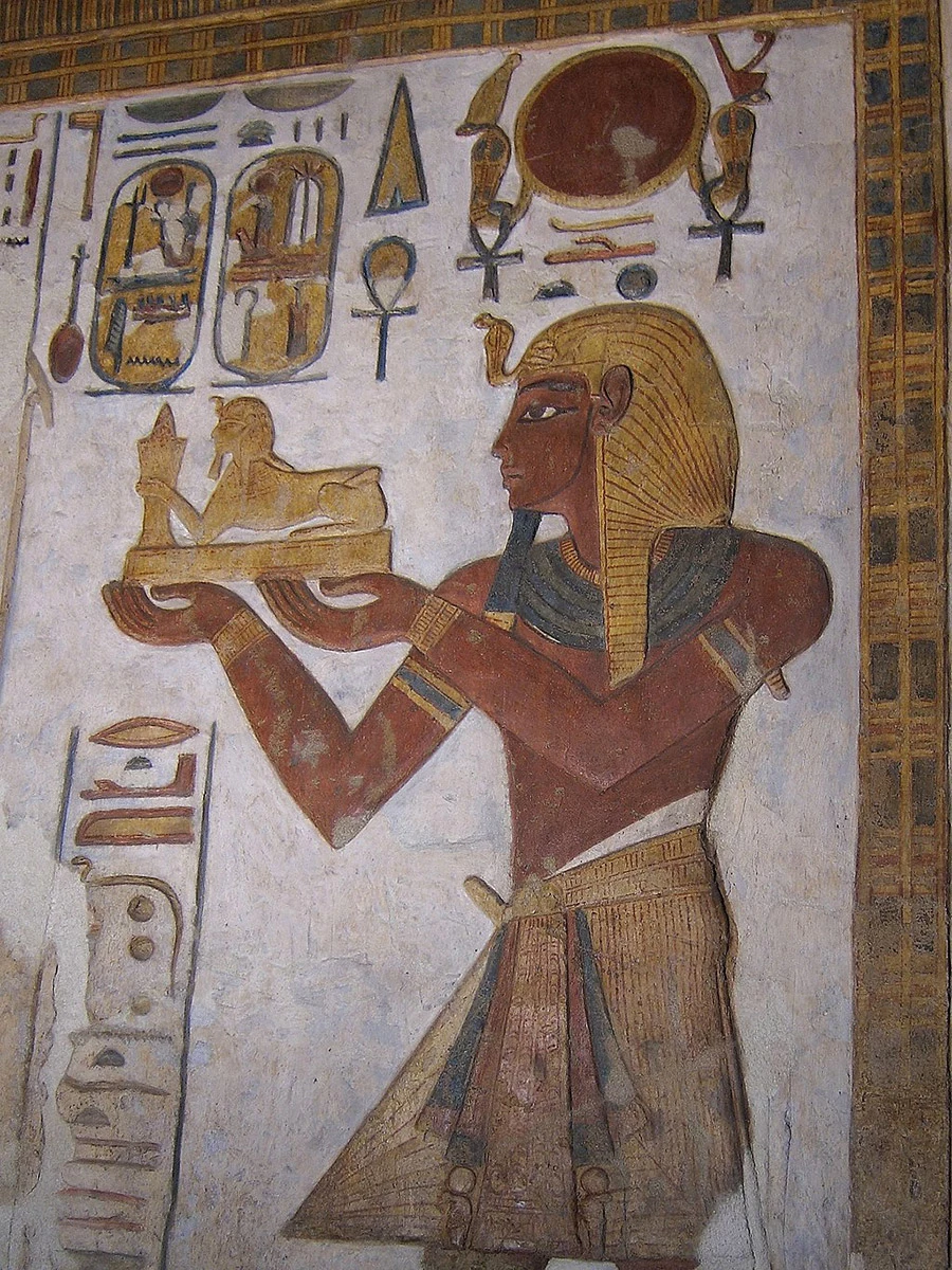 <p>Рельеф из храма Хонсу в Карнаке с изображением Рамсеса III</p>