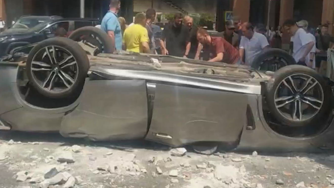 Трое погибли при падении BMW с третьего этажа парковки ТЦ в Краснодаре