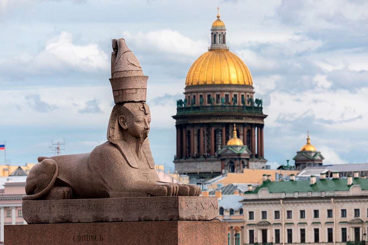 Сфинксы украшают Университетскую набережную в Санкт-Петербурге, фото в наши дни